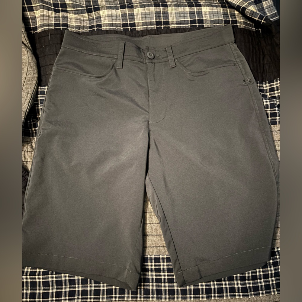 These Black Under Armour golf shorts, with a waist size of 30.